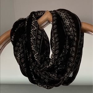 AE black and white detail infinity wrap scarf